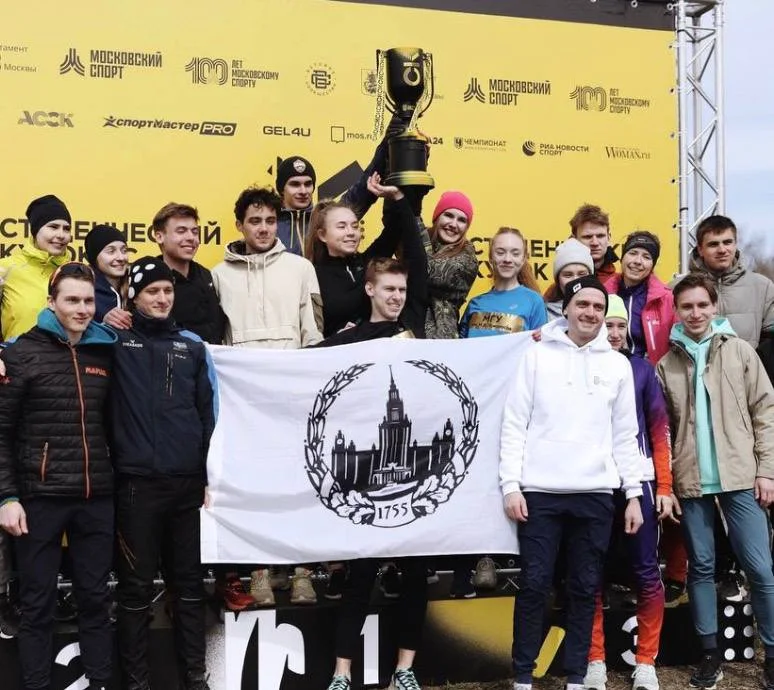 Спортивная команда МГУ на пьедестале
